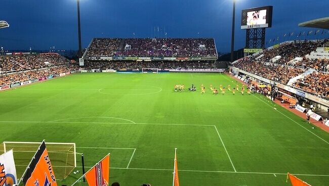 サッカー観戦で愛を深める！サッカースタジアムで感動のプロポーズ【成婚物語】