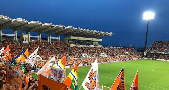 サッカー観戦で愛を深める！サッカースタジアムで感動のプロポーズ【成婚物語】